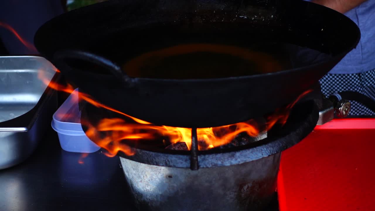 Cucina asiatica. Cottura nel wok. Rallentatore.