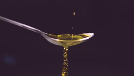 Löffel-Gefüllt-Mit-Bio-Olivenöl