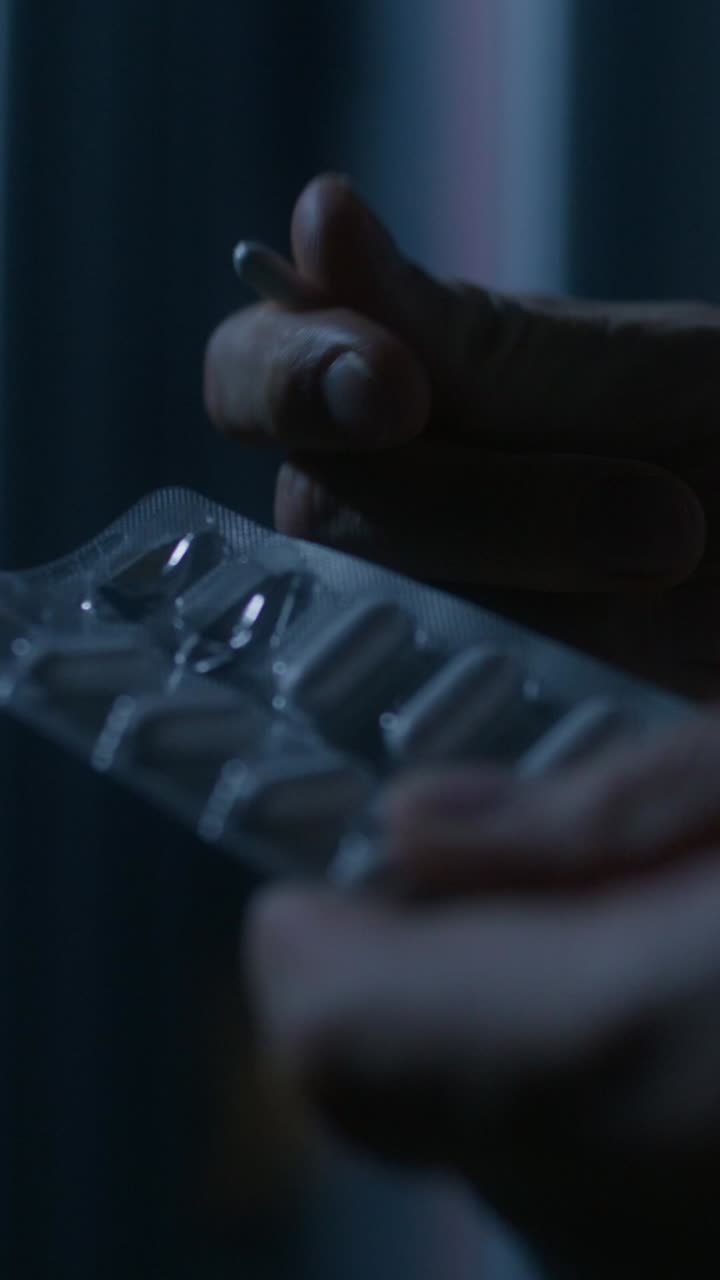 persona que toma medicamentos por la noche