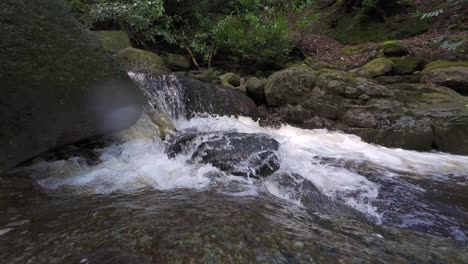 Zeitlupe,-Gebirgsbach,-Der-Auf-Felsen-Stürzt