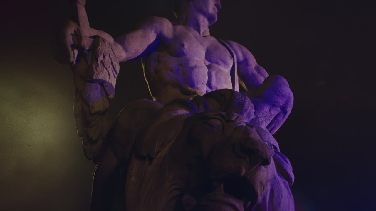 Epica, antica statua di pietra di notte