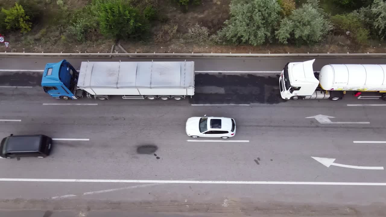 Traffic on the Pontoon Bridge.