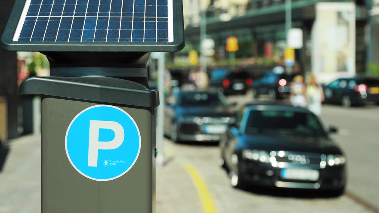 estocolmo, suecia. máquina de aparcamiento equipada con una batería solar para recargar la luz de la energía solar. pago electrónico que emite un permiso para aparcar el coche