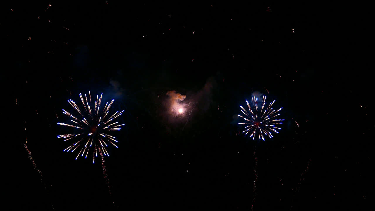 hermosa exhibición de fuegos artificiales en el fondo del cielo por la noche