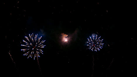 hermosa exhibición de fuegos artificiales en el fondo del cielo por la noche