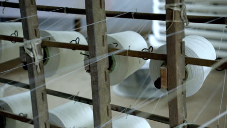 hilos textiles de hilado de máquinas tradicionales en el telar de mano en la india, kerala