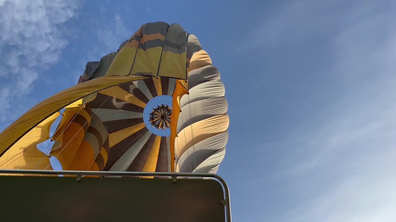 Mongolfiera colorata ha terminato il volo e si sta preparando a sgonfiarsi e a essere impacchettata nel Parco Nazionale del Serengeti, Tanzania.