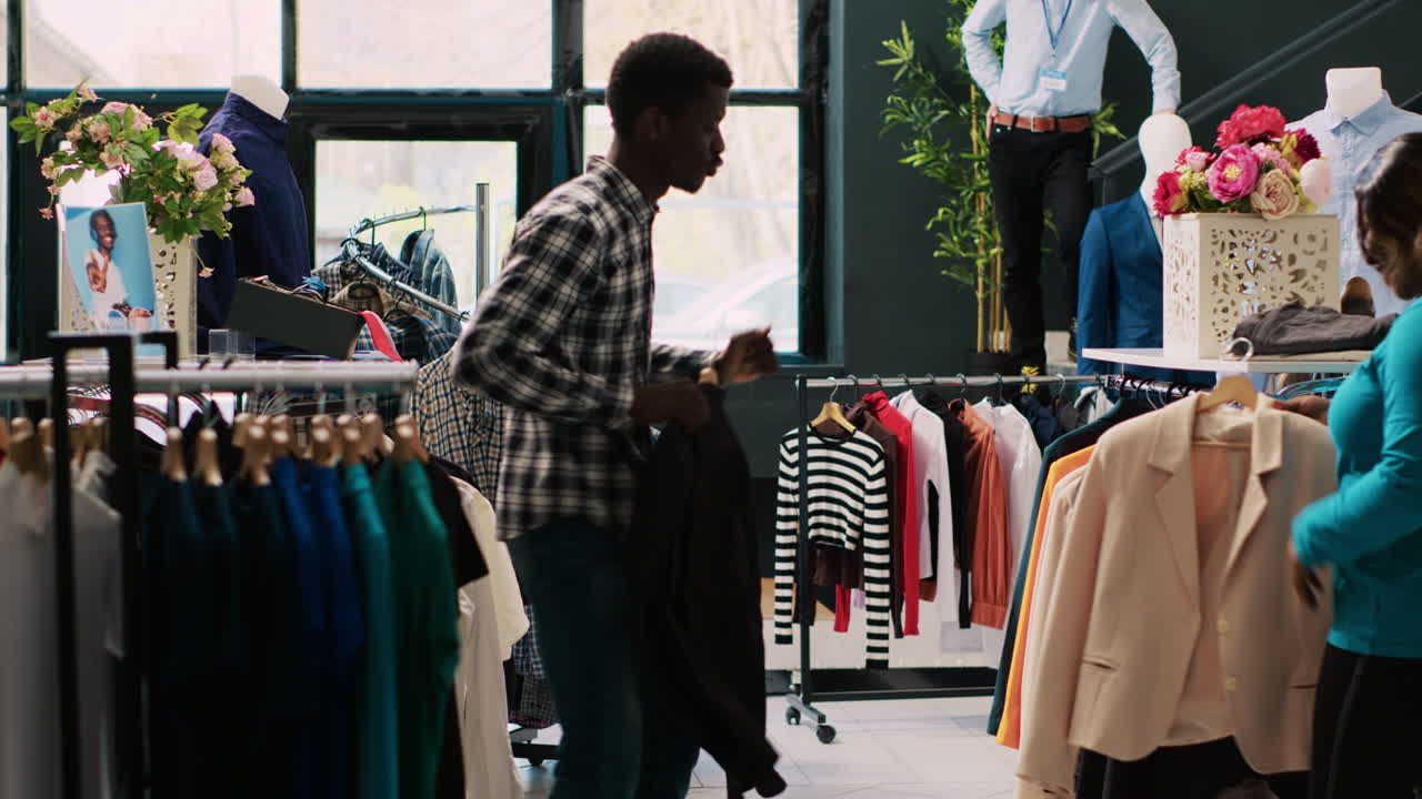 una pareja disfrutando de divertirse.