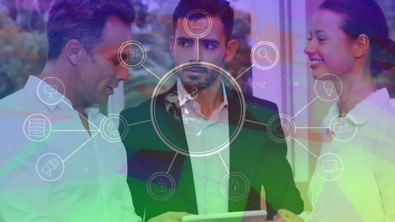 red de iconos digitales contra empresarios discutiendo sobre una tableta digital en la oficina