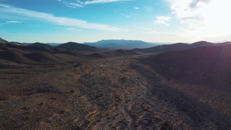 área silvestre con senderos de senderismo en un día soleado en lovell canyon, nevada