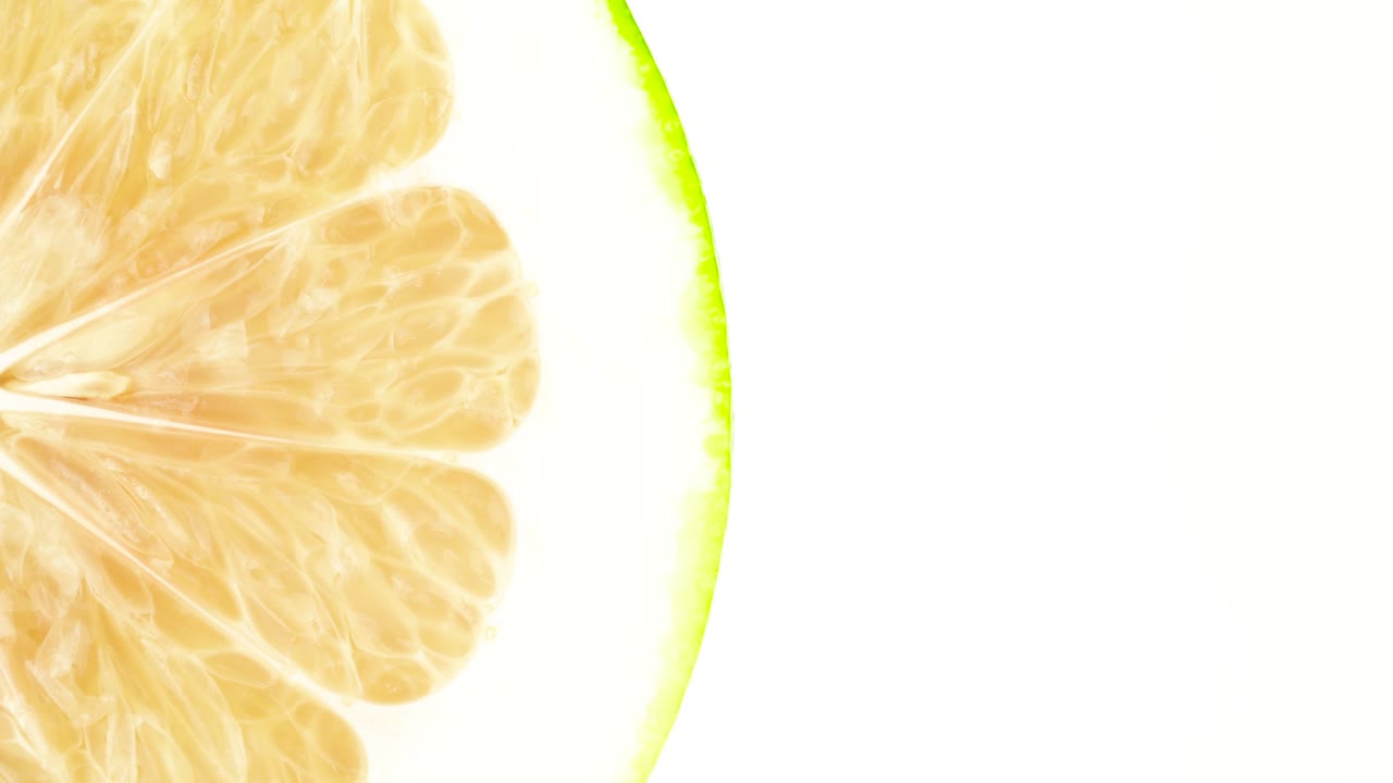 초록색 오로블랑코 과일의 부분을 위에서 볼 수 있습니다. 반 프레임 회전. 색 배경에 고립되어 있습니다. 클로즈업. 매크로.