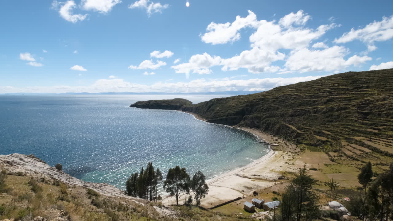 Panoramica della comunità di Challapampa sull'Isla del Sol, Copacabana, Bolivia. Sereno paesaggio lacustre, villaggio tradizionale e la bellezza tranquilla di questa isola storica sul Lago Titicaca