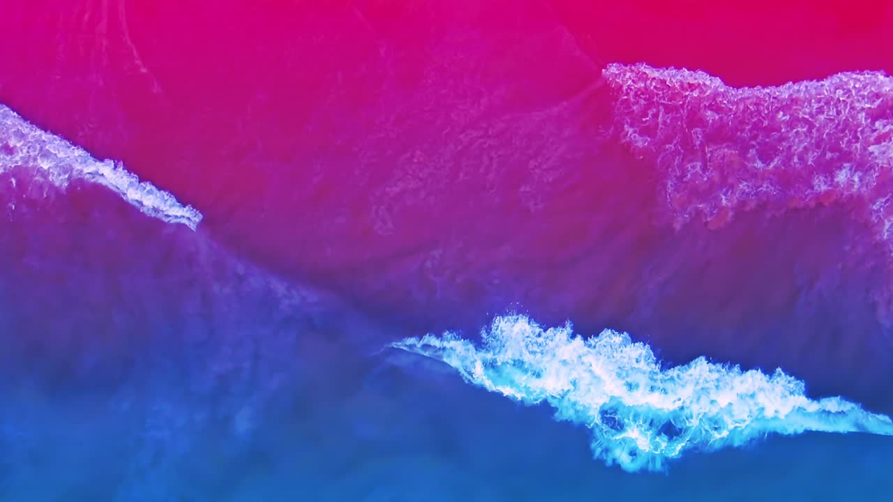 역동적 인 파도 가 있는 해변 의 활기찬 공중 풍경