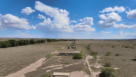 Drone-Sobre-Instalaciones-De-Arte-De-Hormigón-Chinati-En-Marfa-Texas