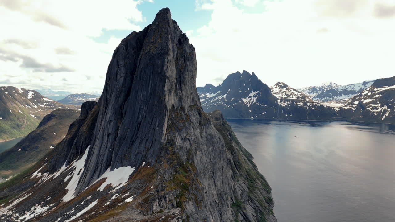 la montaña de segla en senja, noruega
