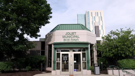 Joliet,-Edificio-Municipal-De-Illinois-Con-Video-Cardán-Caminando-Hacia-Adelante