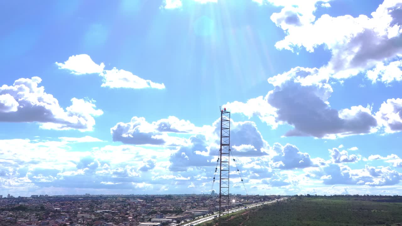 La ripresa statica dall'alto rivela la zona di transizione urbano-rurale con l'asse autostradale che separa il nucleo urbano sviluppato dalla prateria protetta del Cerrado, Brasile