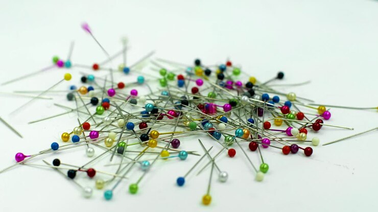 spille da cucito colorate, spille per mappe