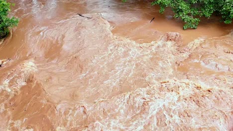 Toma-De-Inclinación-Lenta-Que-Revela-La-Orilla-Del-Río-Inundada-En-El-Distrito-De-Caimito,-Provincia-De-Panamá