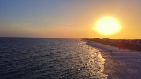 Un-Vuelo-Cinematográfico-Sobre-Una-Playa-De-Arena-Blanca-En-El-Panhandle-De-Florida-Al-Atardecer