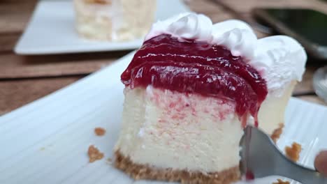 Una-Rebanada-De-Tarta-De-Queso-Con-Crema-Batida-Y-Mermelada-De-Frutos-Rojos-Encima