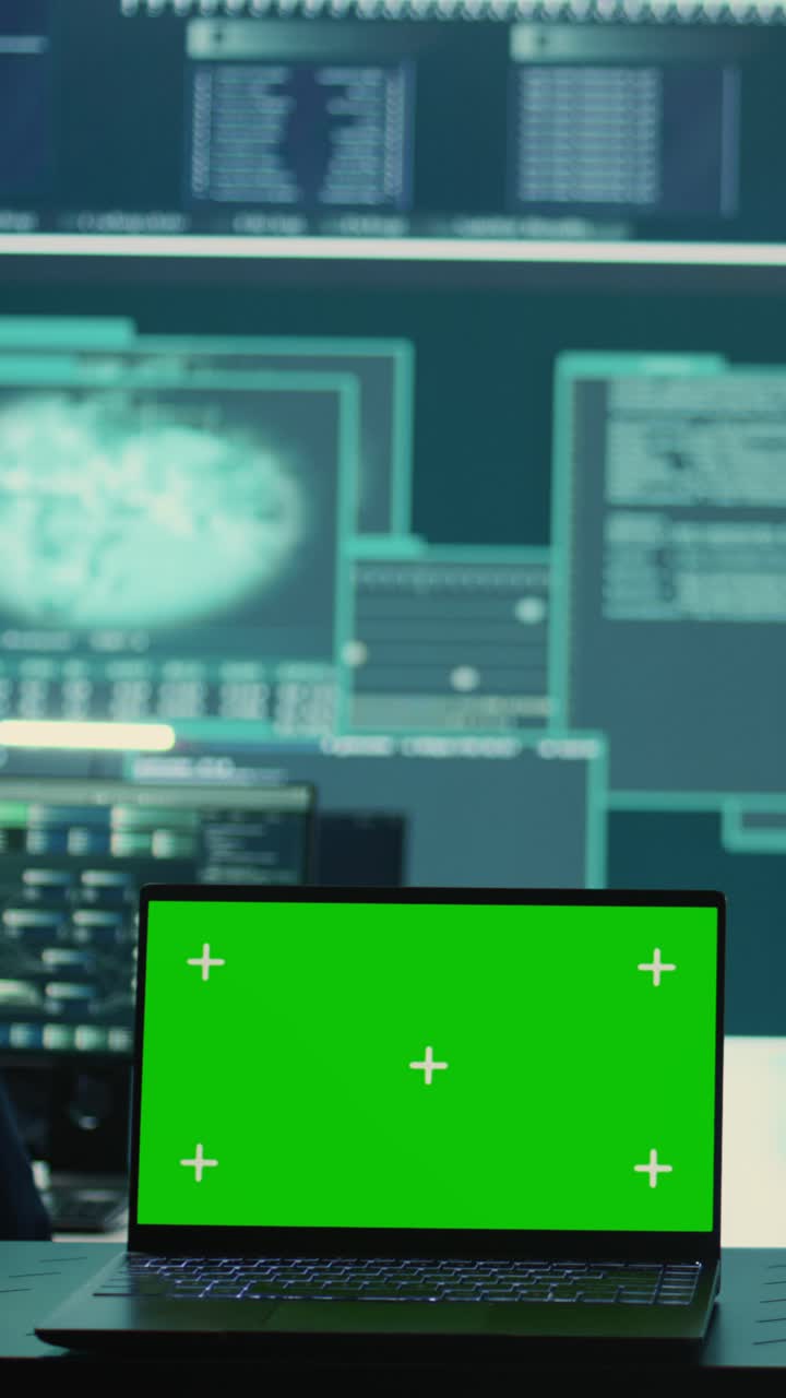 Laptop con green screen in una sala di controllo high-tech