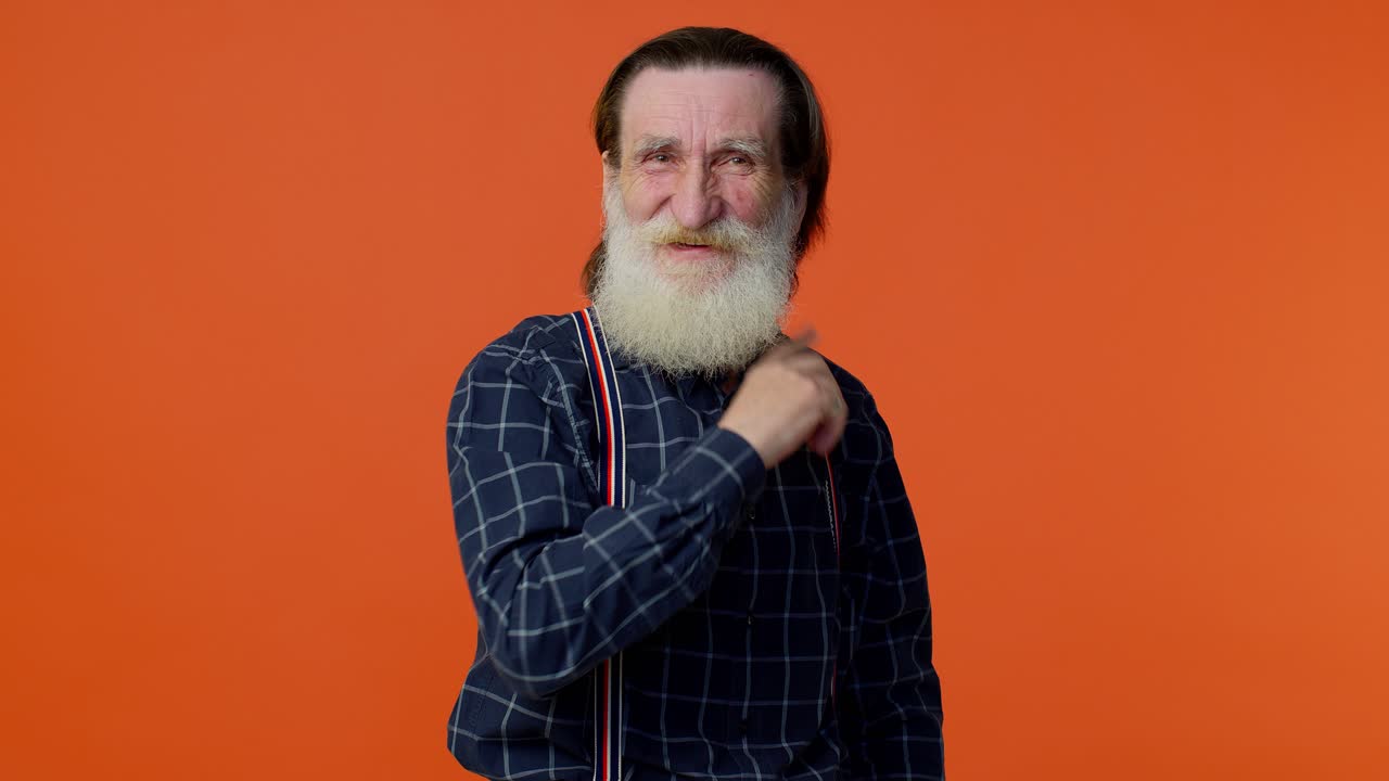 Anziano uomo barbuto che fa un gesto invitante con le mani, chiedendo di unirsi e facendo cenno di venire.