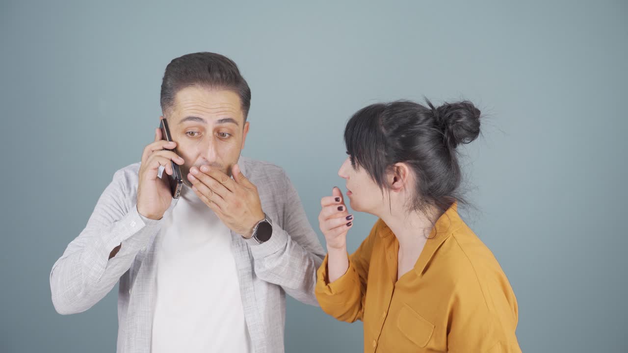 그 부부는 그들이 받은 나쁜 소식에 대해 슬퍼합니다.