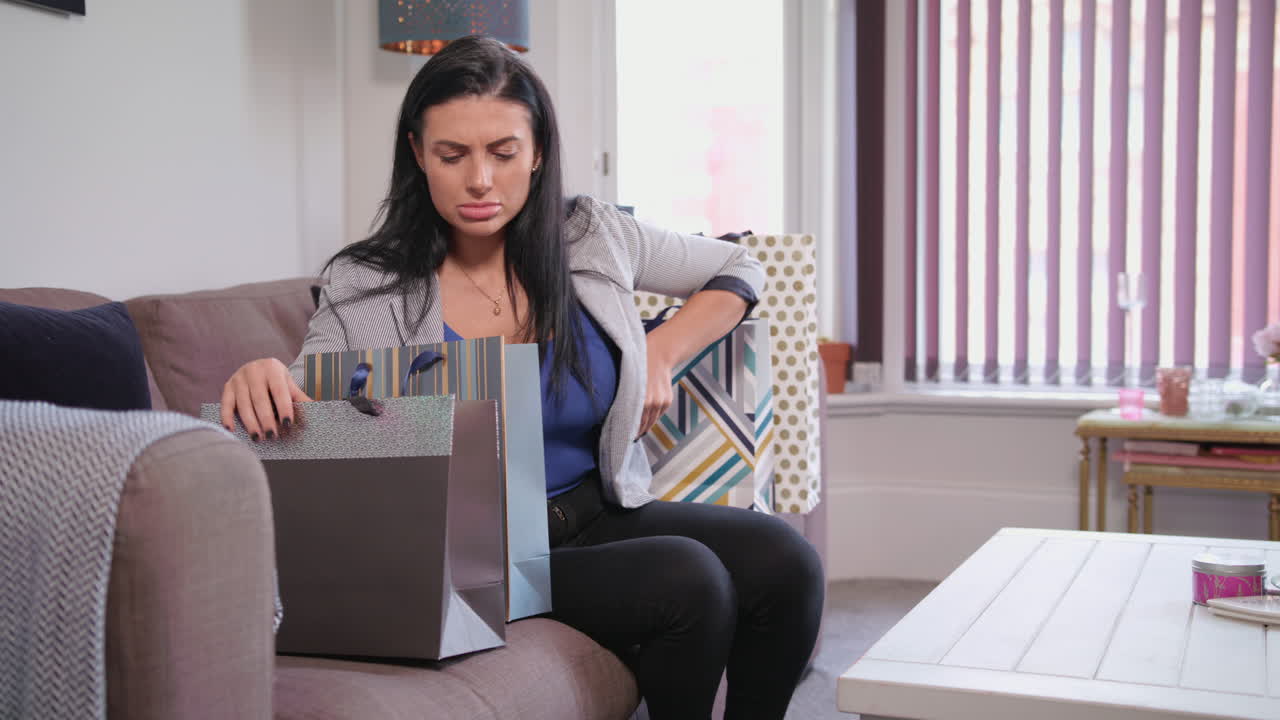 joven mujer atractiva olvida algo en las tiendas, usa un teléfono inteligente para pedir productos en línea