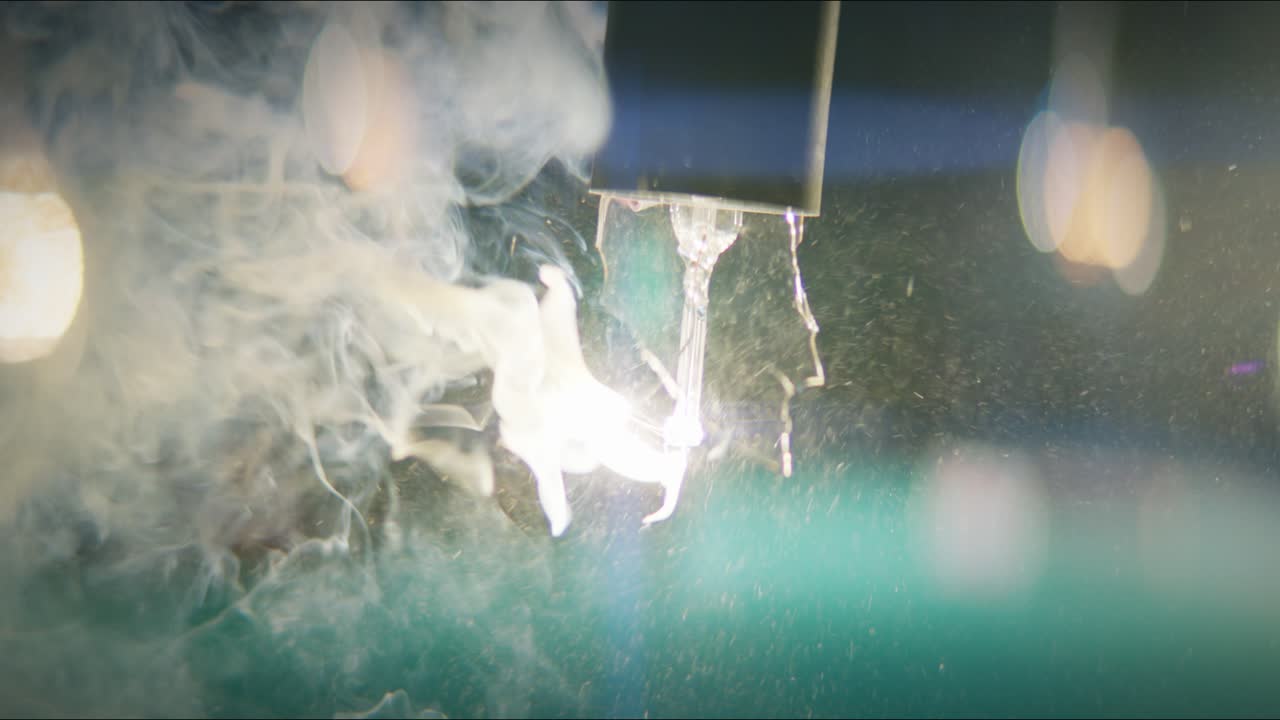 bombilla explotando capturada en cámara lenta con una lente macro, en una resolución nítida de 4k