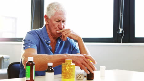 un anciano tomando su medicina.