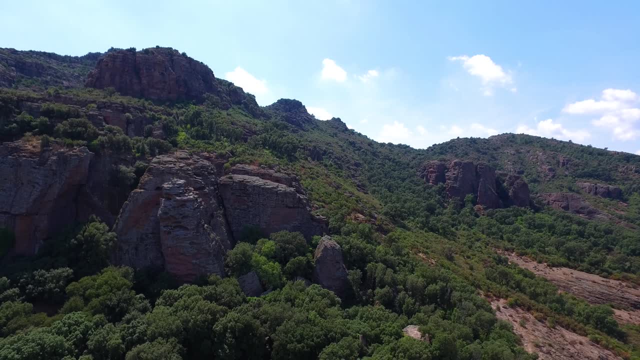 vista aérea del paisaje de la montaña y el cañón de cannes en la soleada mañana de verano