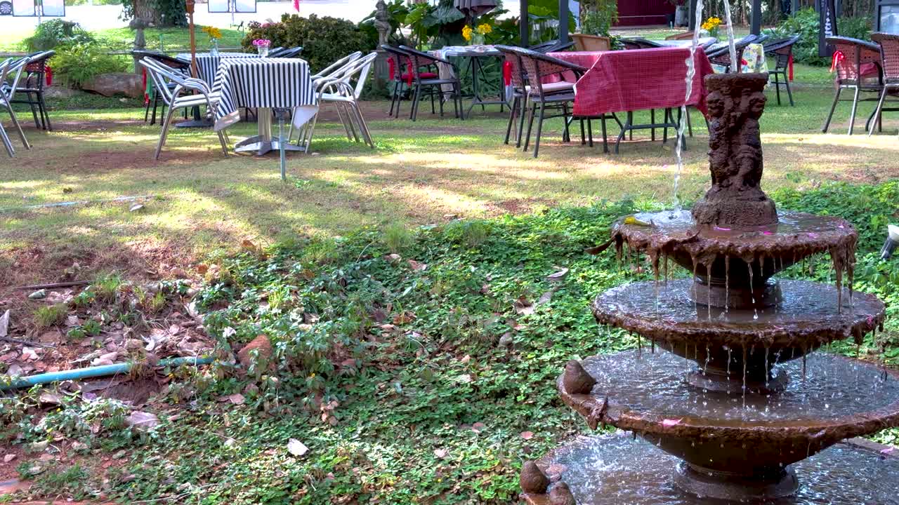 야외 에 있는 테이블 과 의자 로 둘러싸인 분수