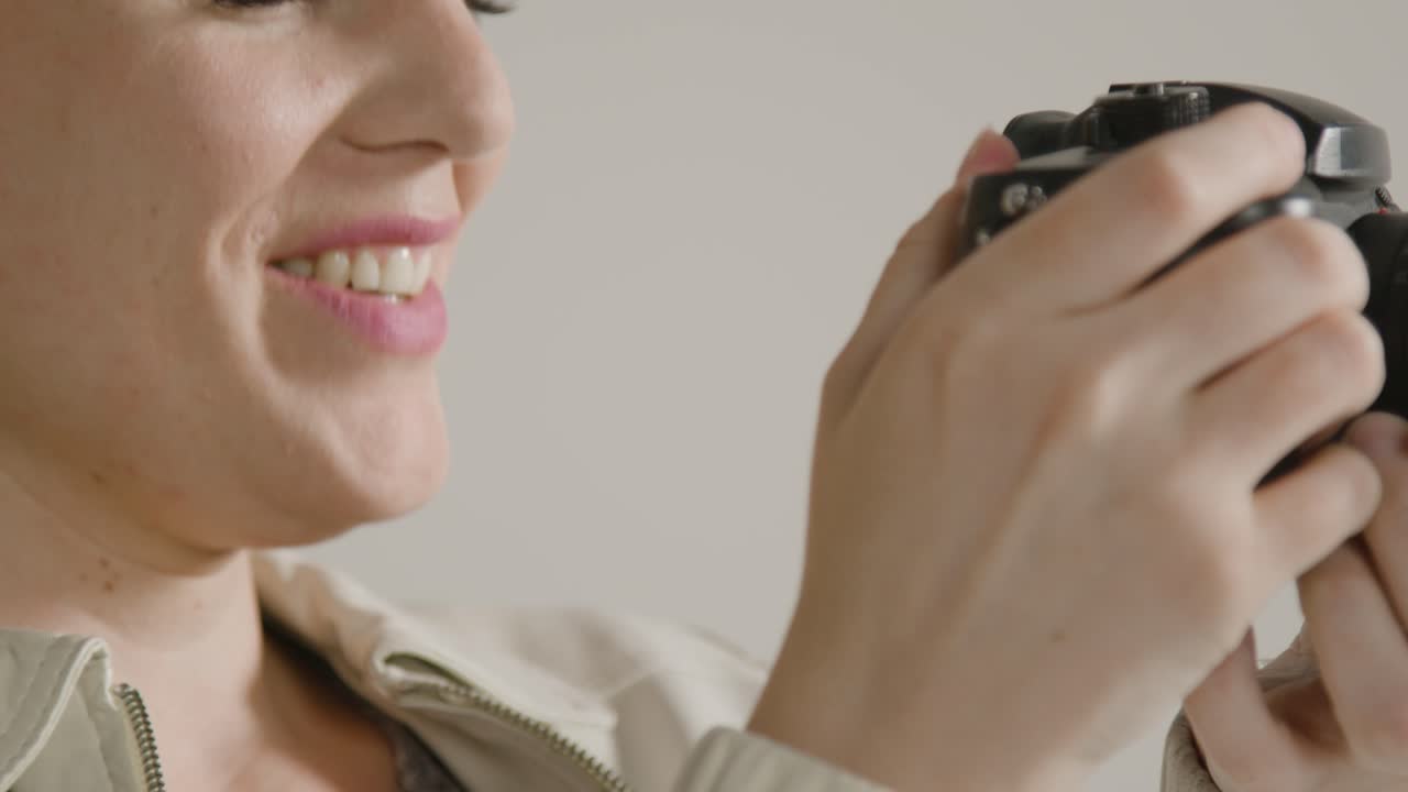 일련의 사진을 찍고 웃는 사진 작가의 cu 01