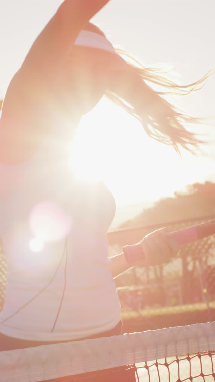 백인 여성 테니스 선수가 해가 지는 동안 훈련하고 기으로 뛰어내리는 영상