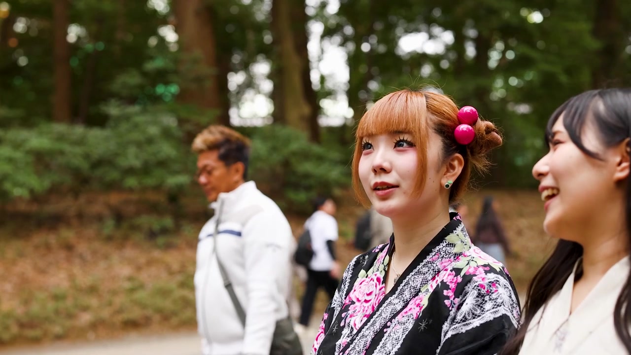 Japanse vrouwen in yukata lopen door een bebost park in Harajuku, Tokio, Japan