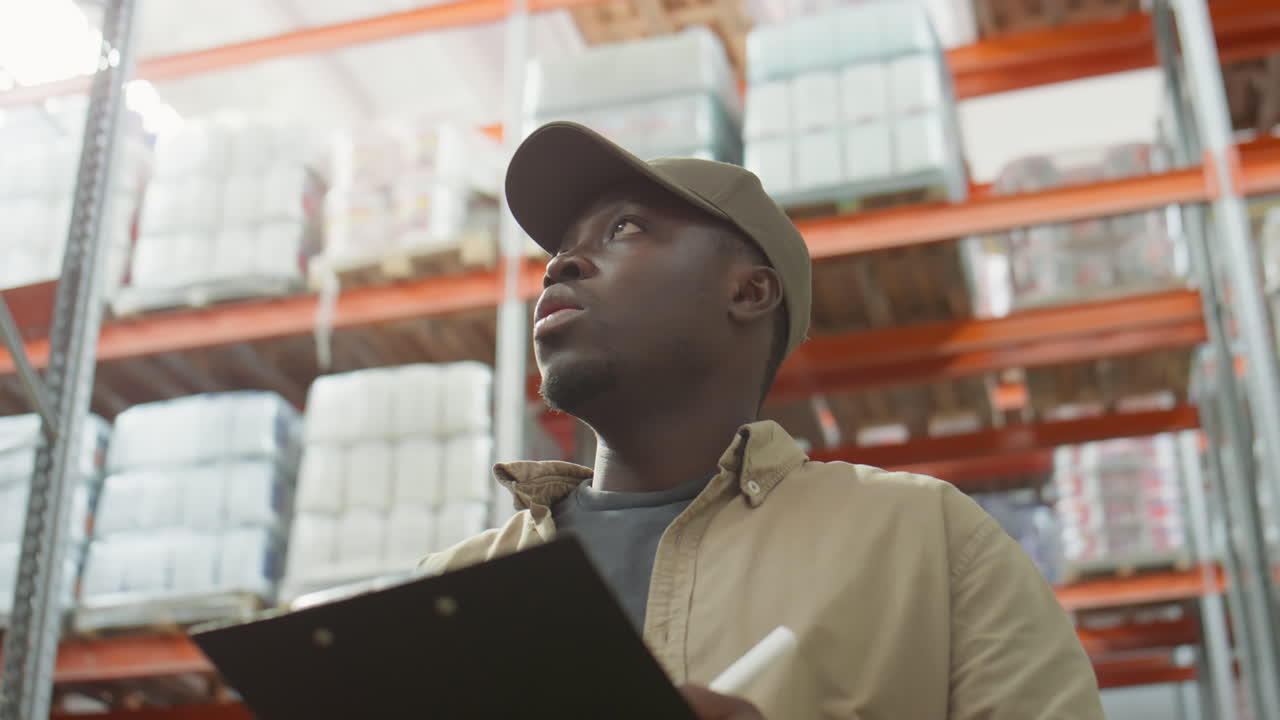 trabajador de almacén comprobando el inventario