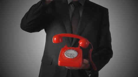 hombre dejando caer el receptor de teléfono rojo en el teléfono de marcado