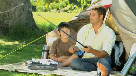 padre e hijo pescando juntos