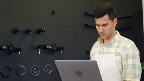 hombre usando una computadora portátil en el taller 4k