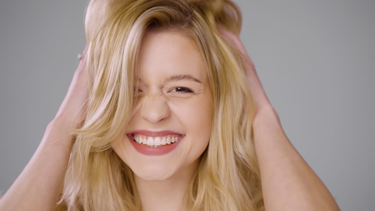 다른 표정을 가진 여자