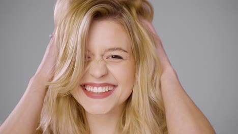 mujer con diferentes expresiones