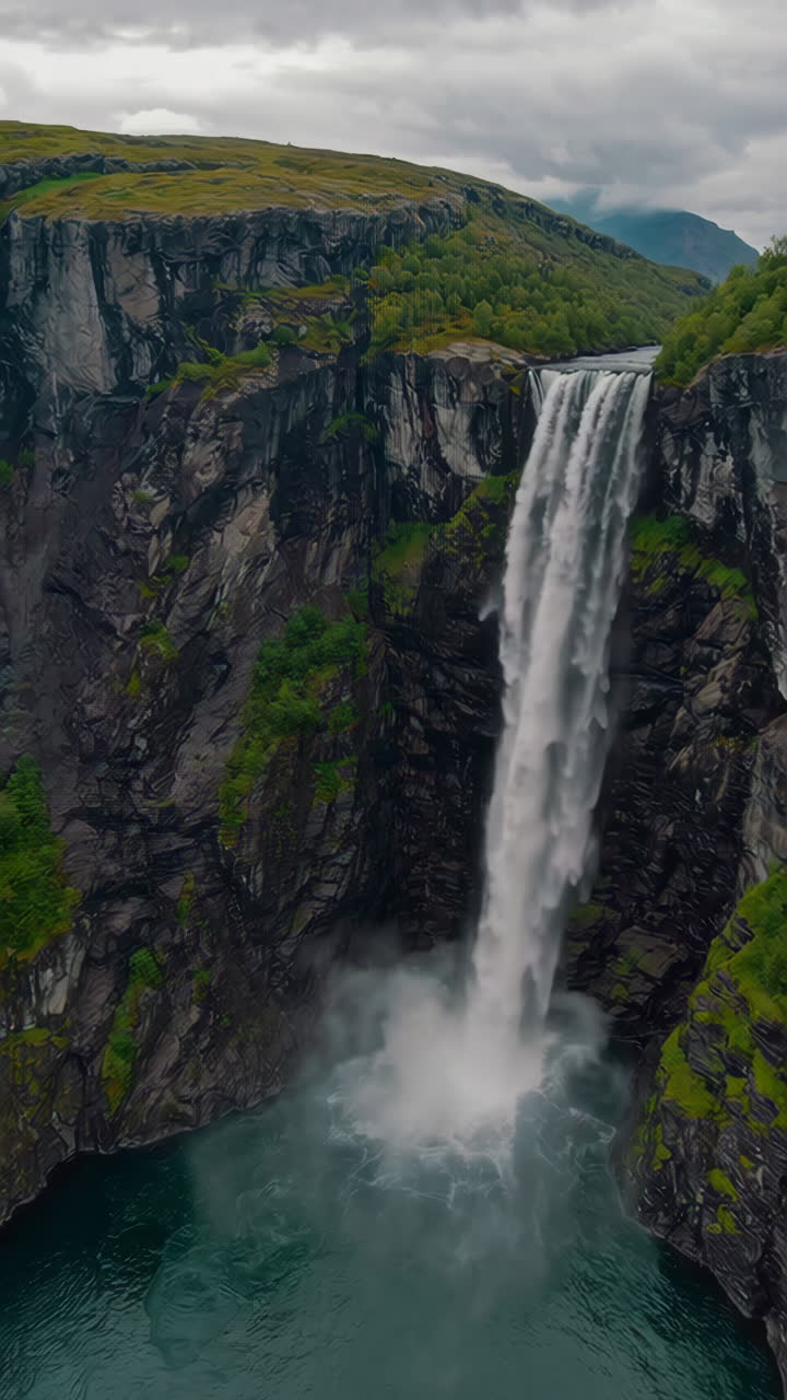 majestuosa cascada que cae en cascada por los acantilados rocosos