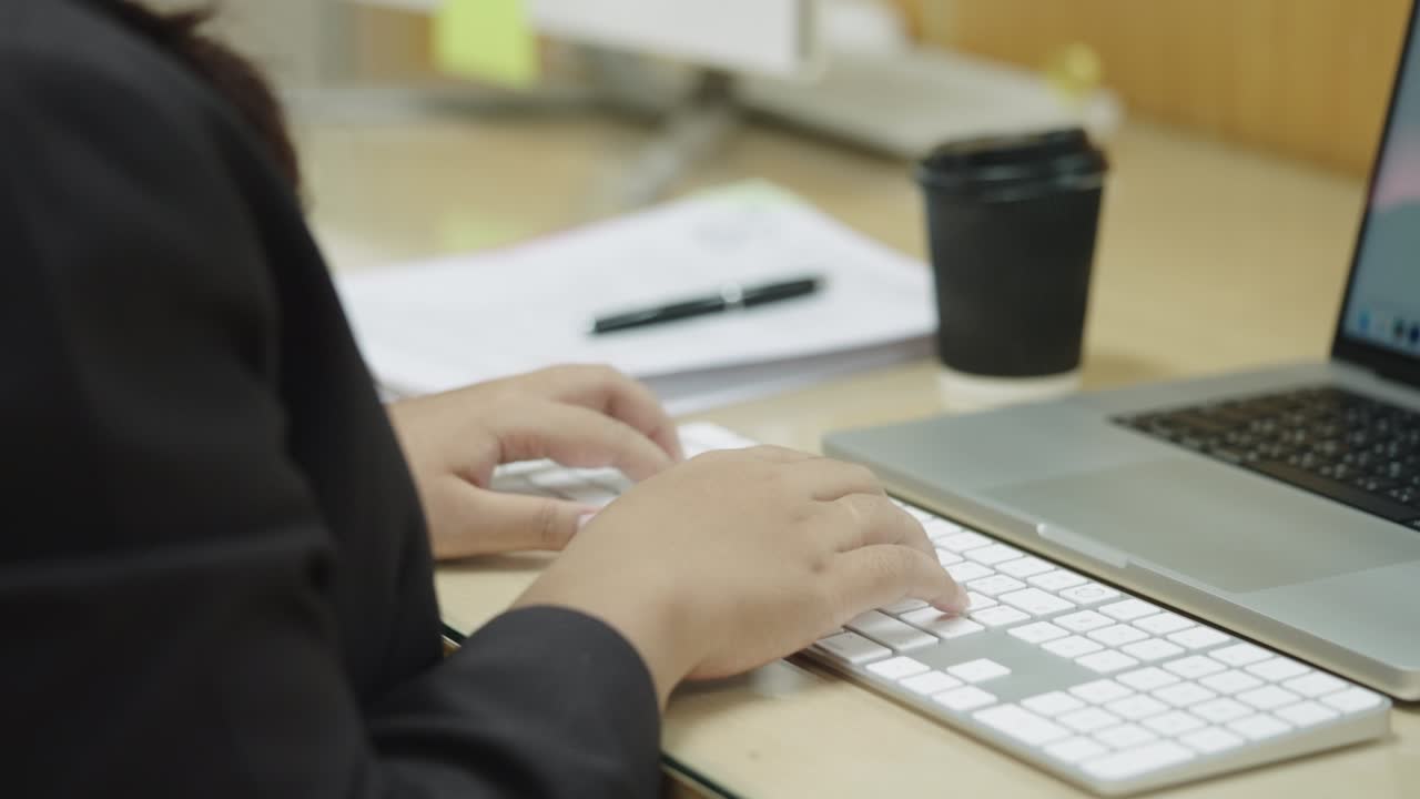 사무실 책상에서 정보 검색, 마케팅 연구 보고서를 위해 노트북 컴퓨터 키보드에 타이핑하는 사업가의 손
