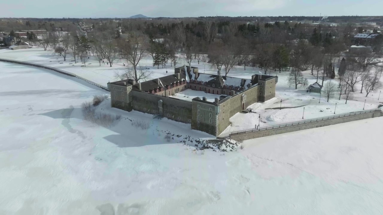 Drone zoomer ud fra slottet Fort Chambly i Quebec, Canada, på en solrig dag, der afslører floden Richelieu