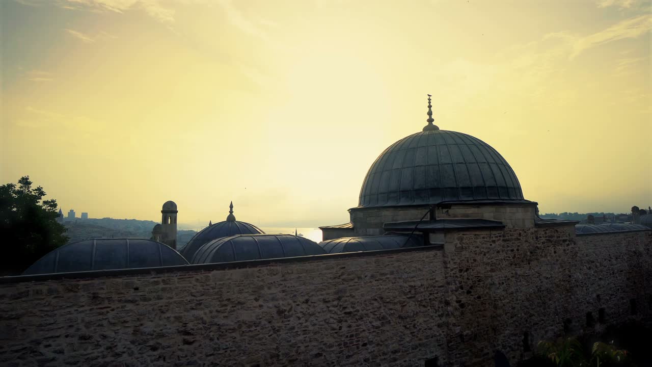 una vista desde la majestuosa mezquita de suleiman en estambul, turquía al atardecer