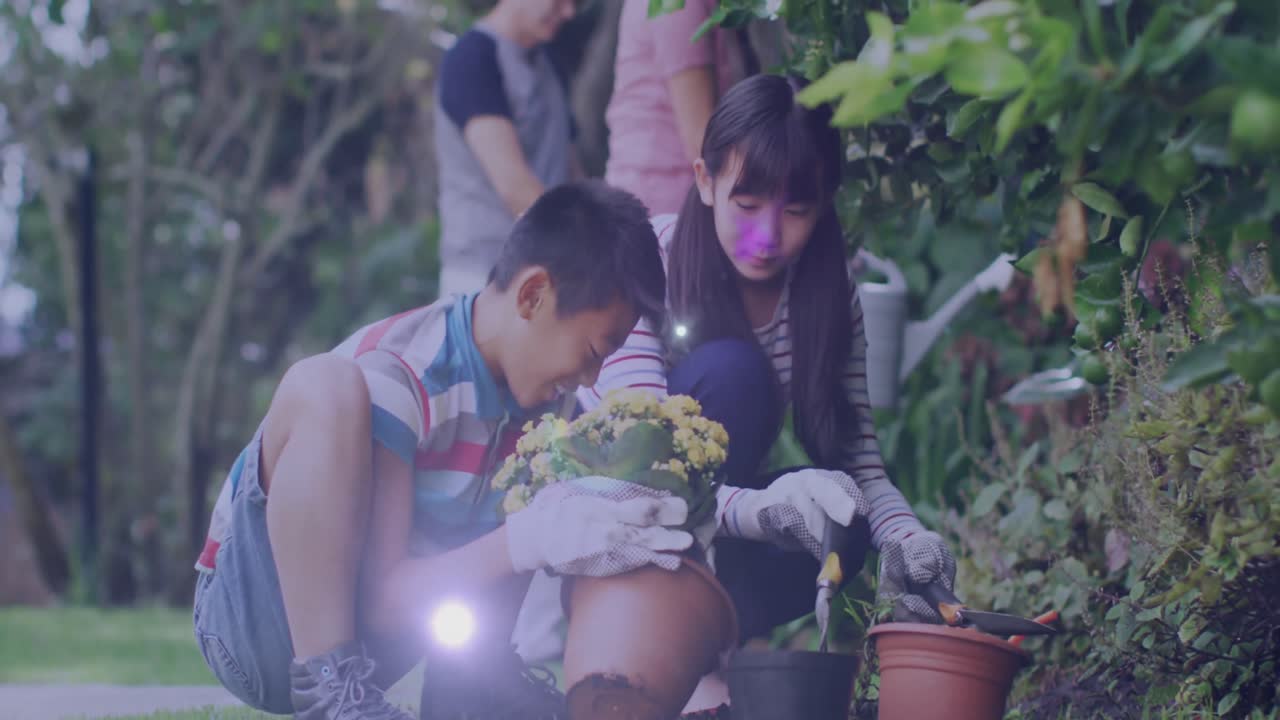 아시아 어머니와 아들이 정원에서 함께 정원 가꾸는 것에 대한 빛의 반점