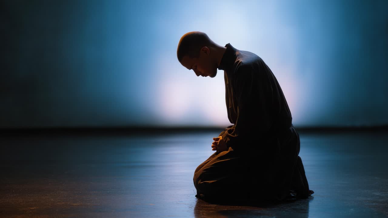 Una figura solitaria in meditazione: esplorare le profondità della pace interiore attraverso la contemplazione in ginocchio e la riflessione spirituale in un'atmosfera eterea dai toni bluastri