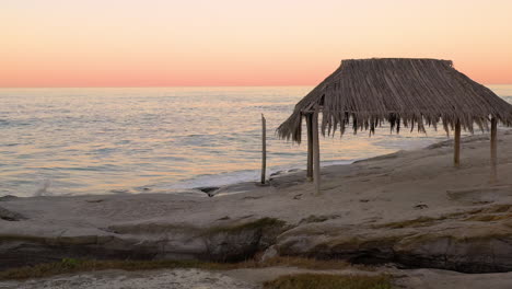 Beach-hut-with-straw-roof-in-La-Jolla,-California-coast