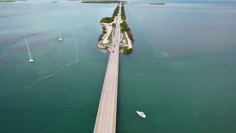 Puente-Que-Conecta-Pequeñas-Islas-En-La-Autopista-De-Ultramar-En-Los-Cayos-Del-Sur-De-Florida